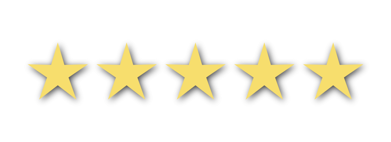 Tischgedeck mit Tellern, Besteck und gefalteter Serviette auf einem eleganten Tisch.